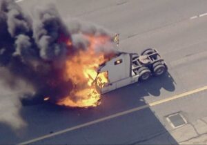 ببینید | آتش گرفتن یک کامیون در جاده