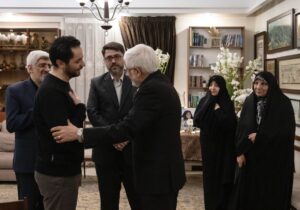دیدار محمدرضا عارف با خانواده اشرف بروجردی/خانم وزیر راه هم بود + تصویر