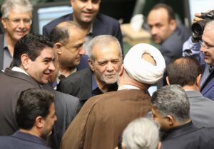 ببینید | رسایی: فکر نمی‌کردم پزشکیان برادر شهید باشد!