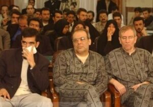 خاطرات هاشمی: عباس عبدی گفته، رفتار زندانبانان، بازجوها و قُضات با او دوستانه بوده است