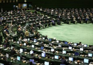 ببینید | نطق صریح نماینده مجلس: مردم می‌دانند که شرایط سخت اقتصادی امروز، حاصل تصمیمات انباشته دولت‌ها، مجالس ادوار و … است نه دولت چهاردهم!