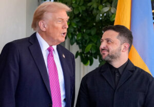 تصاویر | دست دونالد ترامپ امروز رنگآمیزی شد؛ کاخ سفید چه چیزی را مخفی میکند؟