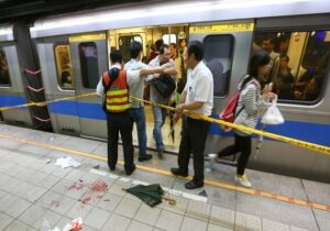 ببینید | مردی مهاجم در متروی تایوان وحشت ایجاد کرد