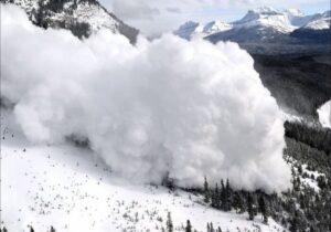کشف دومین پیکر فوتی مفقود شدگان حادثه ریزش بهمن در روستای آلواتان / دو نفر زنده پیدا شدند