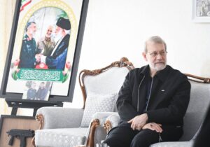 دیدار علی لاریجانی با خانواده شهیدان حاجیزاده و محمود باقری/ عکس خاص لاریجانی حین تماشای عکس های سرداران شهید جنگ ۱۲ روزه + تصاویر