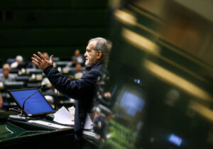 حیدرپور: سوال از احمدی نژاد در مجلس هشتم در شرایط ثبات اقتصادی بود/ سوال مجلس فعلی از پزشکیان دستاوردی ندارد/ صباغیان: سوال از پزشکیان تصمیم درستی است