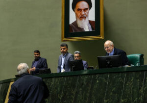 از پزشکیان ۱۴۰۳ تا پزشکیان ۱۴۰۴؛ جراحی اقتصادی بر سر سفره مردم/ دولت چهاردهم ایده و برنامه‌ای برای مدیریت شرایط اقتصادی ندارد؟