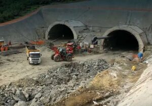 حفاری یک تونل چندکیلومتری در بازار تهران/ عضو شورای شهر تهران:«اگر در تهران یک فرغون خاک جابه‌جا شود با آن برخورد می‌کنند»