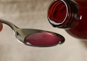 شربت تریاک کمیاب شد؛ متادون جایگزین ناخواسته بیماران/ درمانگر اعتیاد: از هر ۱۰۰ بیمار فقط به ۲۰ نفر شربت تریاک می‌رسد