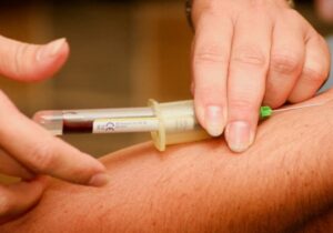 نوجوانی که با خونش را خورد و مسموم شد