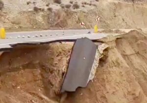 ریزش دلهره‌آور این جاده مهم در اثر بارش‌ها؛ نقاط ریخته شده مشخص نیست