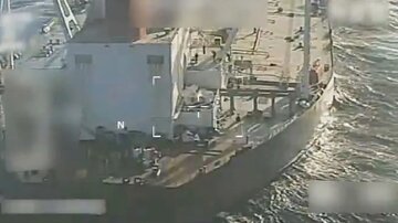 تعقیب‌وگریز آمریکا و نفتکشی که ادعا شد مرتبط با ایران است؛حالا خدمه با کشیدن پرچم روسیه روی بدنه مدعی حمایت مسکو شدند