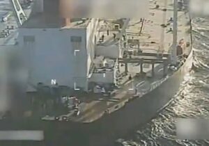 تعقیب‌وگریز آمریکا و نفتکشی که ادعا شد مرتبط با ایران است؛حالا خدمه با کشیدن پرچم روسیه روی بدنه مدعی حمایت مسکو شدند