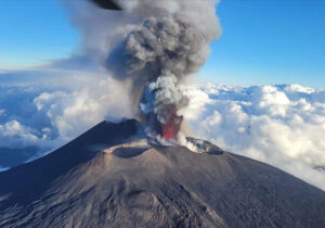 ببینید | فوران آتشفشان اتنا از دل دریا، کوهی پوشیده از برف