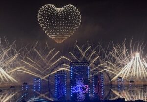 ببینید | نمایش خیره‌کننده پهپادها و آتش‌بازی در چین