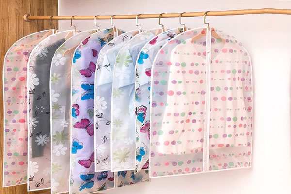 نگهداری از لباس سفید با کاور لباس