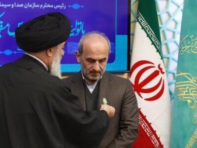 نشان خادمی و پرچم مسجد جمکران به رئیس صداوسیما اهدا شد