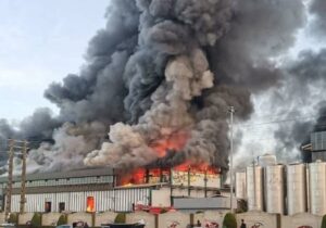 آتش‌سوزی گسترده در کارخانه کاله آمل/ بسیج امکانات استانی برای مهار حریق