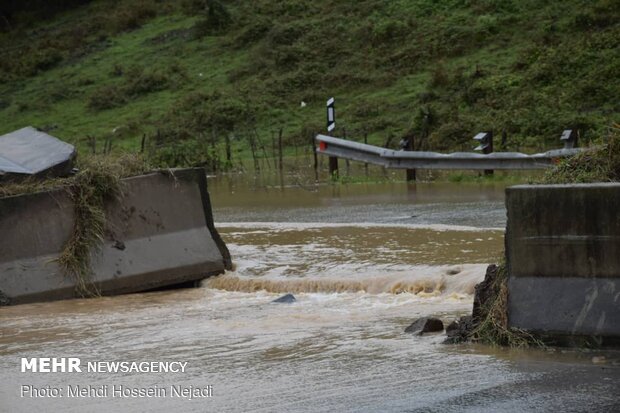 سیلاب محور مهرستان - ایرانشهر را مسدود کرد