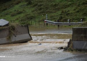 سیلاب محور مهرستان – ایرانشهر را مسدود کرد
