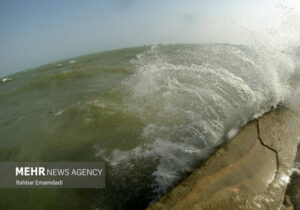 طوفان به قایق‌ها و لنج‌های ساحل کنارک آسیب زد