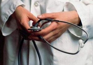 نگاه تنگ‌نظرانه وزارت بهداشت، کشور را از پزشک محروم کرده است