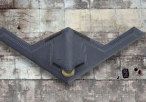 حمله بیصدا به بمبافکن «بی ۲۱» / واقعیت ماجرا چیست؟