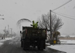 تداوم جمع‌آوری شن و نمک و یخ‌زدایی معابر شهرکرد