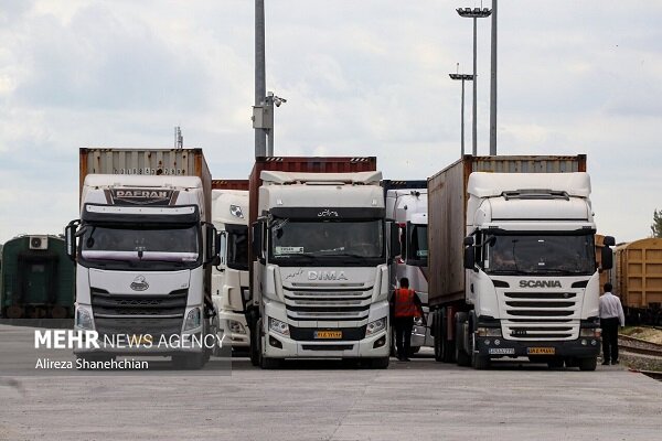 توقف ۴ هزار کامیون در مرز دوغارون تایباد