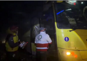 توزیع بسته‌های اضطراری میان مسافران گرفتار در برف و کولاک محور چالدران