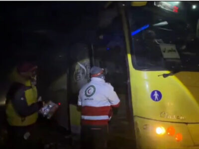 توزیع بسته‌های اضطراری میان مسافران گرفتار در برف و کولاک محور چالدران