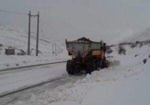 برفروبی و تعریض شانه جاده در بانه توسط راهداران