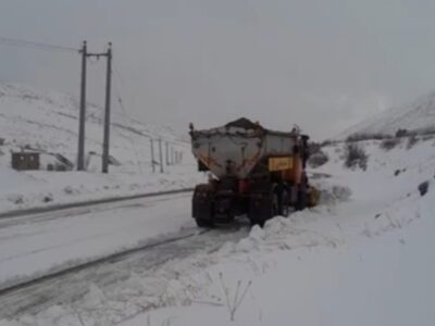 برفروبی و تعریض شانه جاده در بانه توسط راهداران