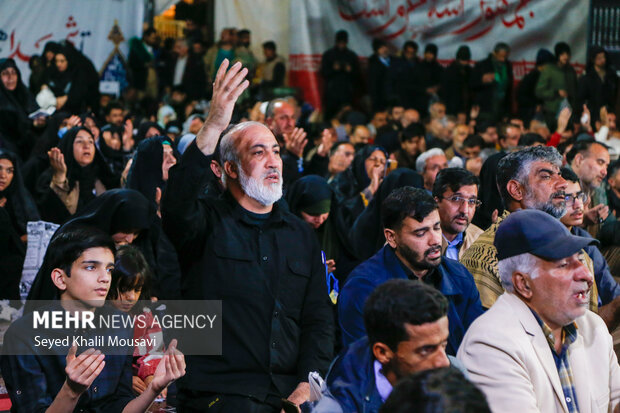 طنین ندای «هیهات من الذله» در جوار مزار شهید سلیمانی