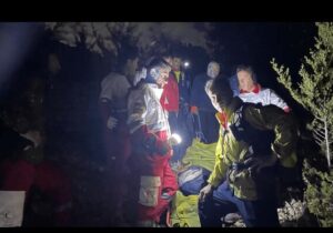 نجات دو کوهنورد حادثه‌دیده در ارتفاعات تنگ سولک بهمئی پس از ۹ ساعت