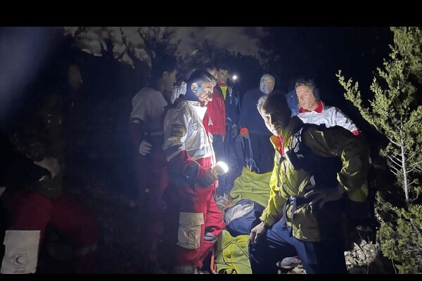 نجات دو کوهنورد حادثه‌دیده در ارتفاعات تنگ سولک بهمئی پس از ۹ ساعت