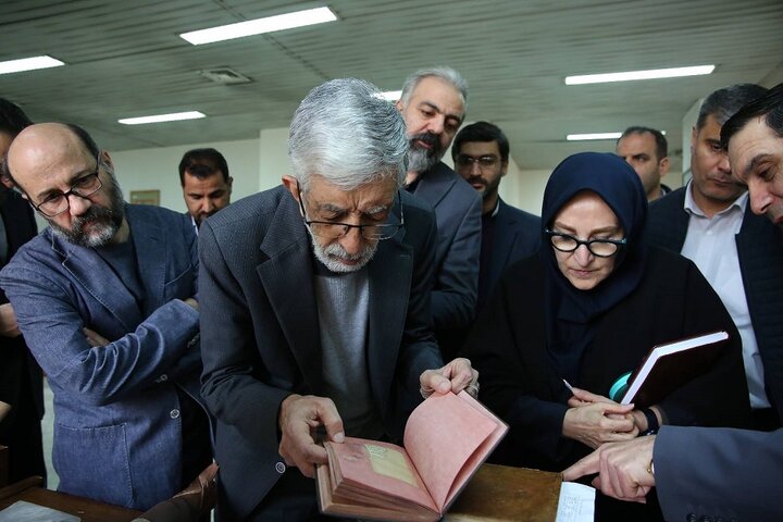 بازدید غلامعلی حداد عادل از گنجینه سازمان اسناد و کتابخانه ملی ایران