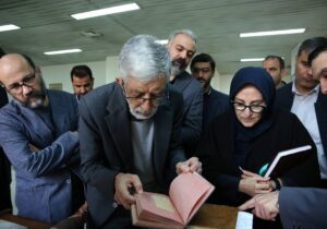 بازدید غلامعلی حداد عادل از گنجینه سازمان اسناد و کتابخانه ملی ایران