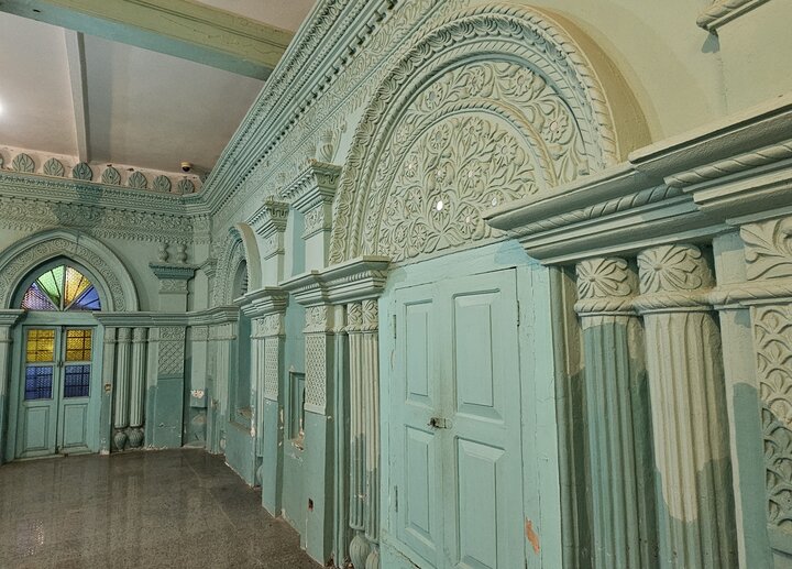 مسجدی هندی در ایران که با لوله‌های نفت و ریل راه آهن ساخته شد