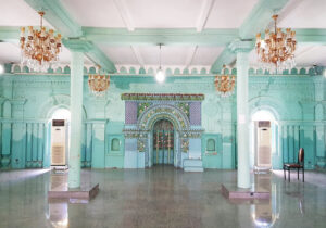 مسجدی هندی در ایران که با لوله‌های نفت و ریل راه آهن ساخته شد