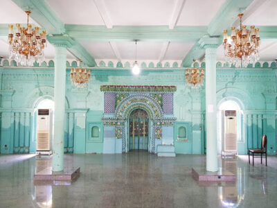 مسجدی هندی در ایران که با لوله‌های نفت و ریل راه آهن ساخته شد