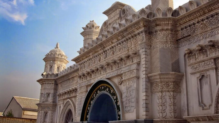 مسجدی هندی در ایران که با لوله‌های نفت و ریل راه آهن ساخته شد