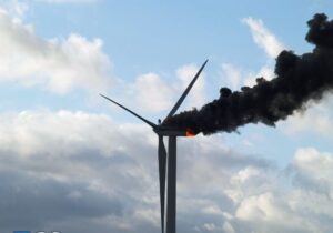 ببینید | توربین بادی در نیدرزاکسن آلمان به طور کامل سوخت