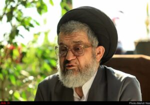 اکرمی: ۸۰ میلیارد دلار در خانه‌های مردم را وارد تولید کنیم، اقتصاد جان می‌گیرد/ اگر روزی ۱۰ لیوان چای می‌خوردیم از الان ۹ لیوان بخوریم، صرفه‌جویی کنیم