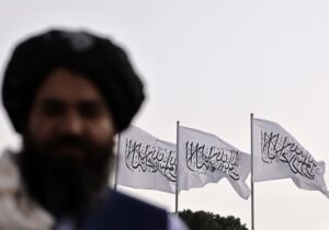 ببینید | قدرت‌نمایی مرد برفی افغانستان در دریاچه یخ‌زده