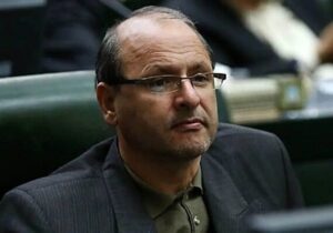 عضو کمیسیون امنیت ملی: ترکیه، قطر و امارات به آمریکا هشدار دادند که جنگ با ایران احتمالا به بستن تنگه هرمز می‌انجامد/ چرا آمریکا ناو جنگی اعزام کرد؟