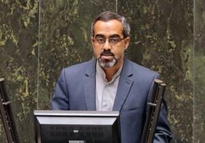 در بورس کالا دلار فروشی می کنند/ جراحی اقتصادی بدون توجه به مافیای اقتصادی شبه دولتی منجر به شکست می شود/ امسال چند میلیارد دلار بنزین وارد شد؟