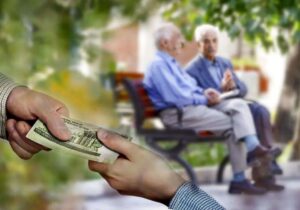 ببینید | ماجرای کم شدن حدود ۱ میلیون و ۶۰۰ هزار تومان از حقوق بازنشستگان چیست؟