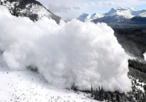 مفقود شدن ۳ نفر بر اثر ریزش بهمن در این استان