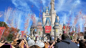 حادثه وحشتناک در دیزنی‌لند؛ کارمندی که با فداکاری جان تماشاگران را نجات داد